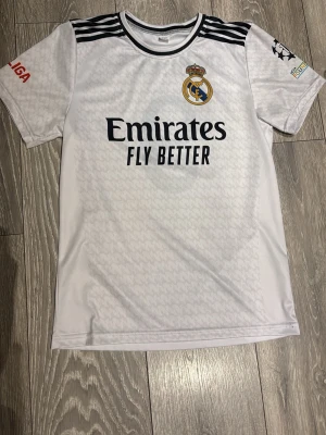 Real madrid tröja - Vit Real madrid tröja med spelaren Mbappe med nummer 9. Bara använt en gång och köpt för 300