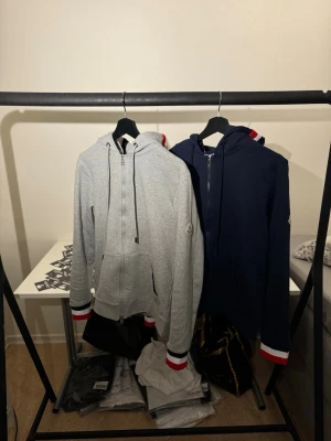 Moncler hoodien  - Helt ny moncler hoodie i storlek XS, endast den gråa kvar. Hör av er vid intresse 