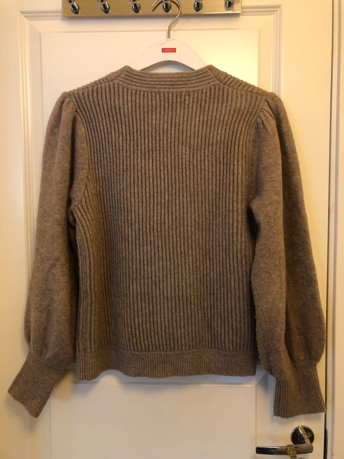 Beige stickad tröja med puffärm - 2