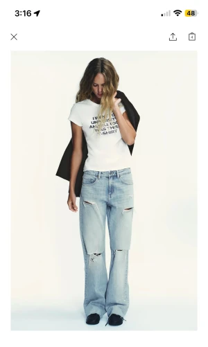 Ljusblå ripped wide jeans - Säljer ett par ljusblå jeans med breda ben och slitna detaljer vid knäna. Byxorna har klassisk femficksdesign, hög midja och är tillverkade i jeansmaterial. Perfekt för dig som gillar en avslappnad och trendig stil. Jeansen är lite slitna längst ner då de är lite långa för mig 