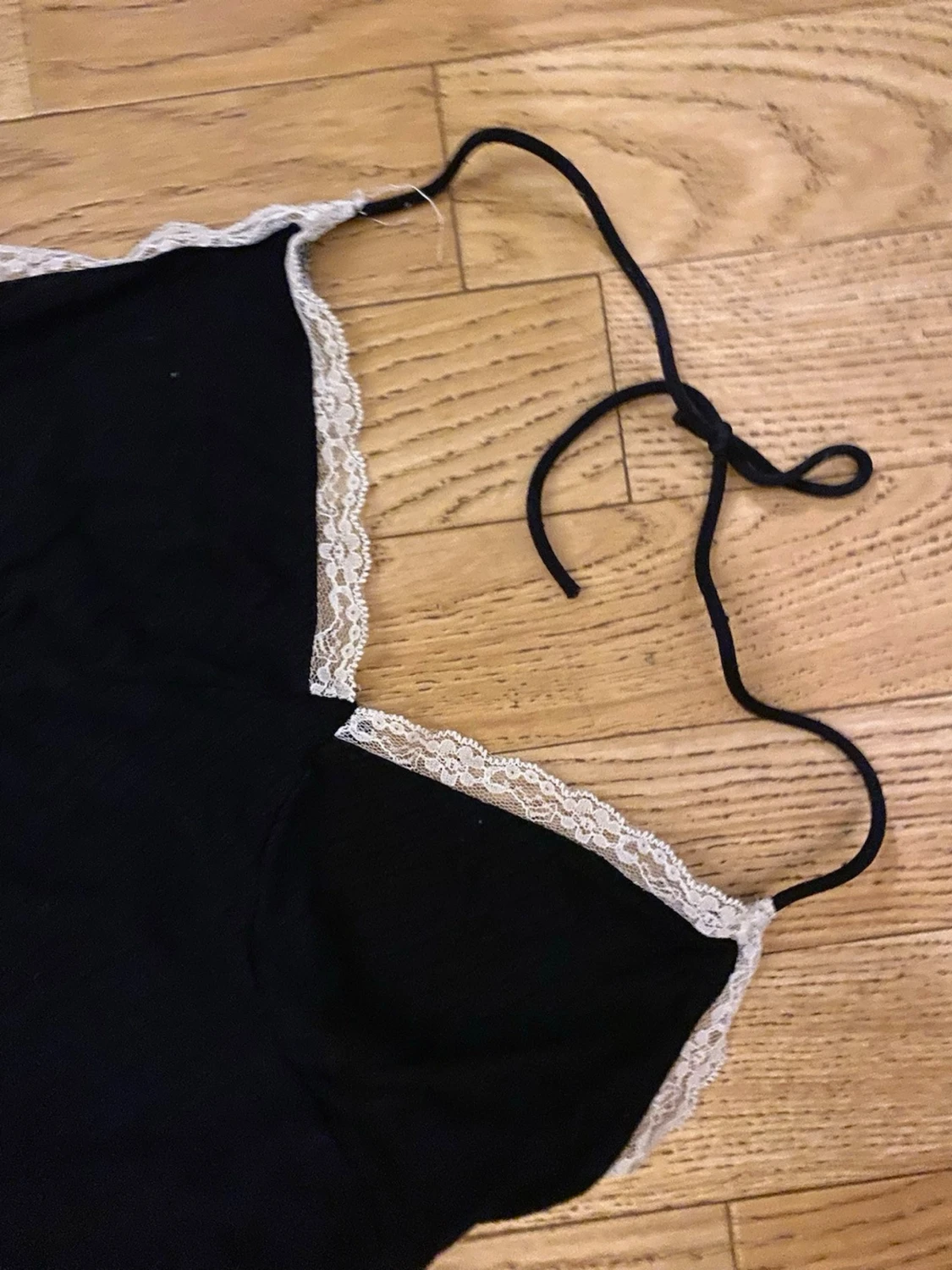 Svart spetsdetaljerad linnetopp - 1