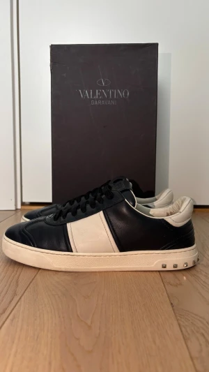 Valentino flycrew - Valentino flycrew | Skick - 7/10 - mycket bra - alla nitar är kvar| Storlek - 40 passar 41 | Äkta | Box, 2 dustbags och papper ingår | Hör av er vid frågor eller funderingar 🙌