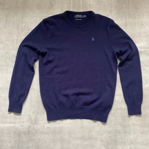 Mörkblå Kashmir tröja från Polo Ralph Lauren  - Säljer en fet Kashmir tröja  från Polo Ralph Lauren  | skicket på tröjan är 8/10 väldigt bra | storlek s | ny pris 5000: mitt pris är 799 | skriv vid frågor och funderingar  