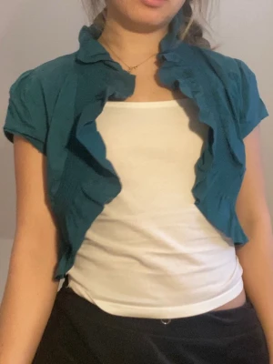 Bolero - Jätte fin grön bolero med volang. Står inget märke eller storlek i. Skulle säga att den passar många olika storlekar xs-m