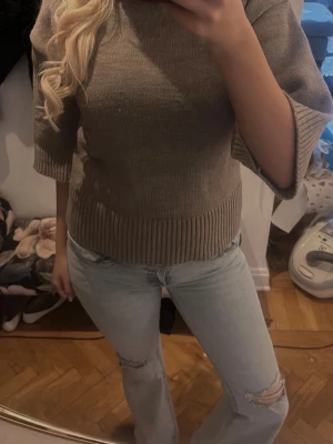 Low waist bootcut jeans  - Säljer ett par ljusblå bootcut jeans som aldrig är använda, nypris 699kr kan tänka mig gå ner i pris vid snabb affär🤍