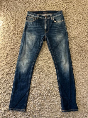 Mörkblå jeans från Nudie - Tja säljer nu dessa sjukt snygga Nudie jeansen med feta fades👖😻Storleken är W29 L30 och modellen är ”Lean Dean” | Vid frågor och funderingar är det bara att skriva🙌🏼