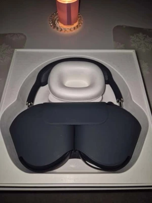 Apple AirPods Max over-ear hörlurar - Snygga och moderna Apple AirPods Max i mörkgrå färg. Over-ear design med mjuka mesh-kuddar och justerbart huvudband i metall och textil. Grym ljudkvalitet och stilren look, perfekt för musik, film och gaming.