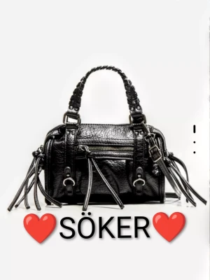 Svart handväska med dragkedjor - Köpet jätte gärna denna väska om någon har spelar ingen roll vilken färg men gärna ett rimligt pris❤️🤘