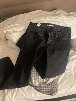 Levi's Superlow Boot svarta jeans - Säljer ett par svarta Levi's Superlow Boot jeans. Jeansen har låg midja och bootcut-ben. Som nya, endast använda en gång och väldigt fick skick 