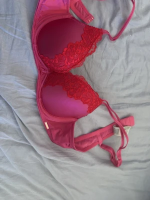 Rosa push-up bh med spetsdetaljer - Snygg rosa push-up bh från ellos säljer då den inte passade mig riktigt!! Så endas provad💕