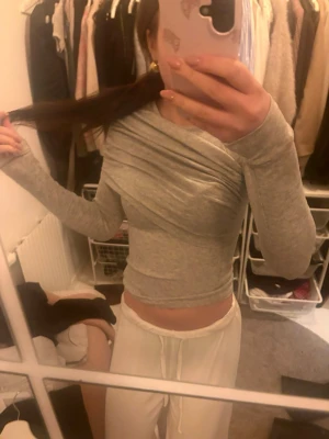 Helt ny tröja från Gina  - Grå fin tajt tröja från Gina ny med prislapp kvar.