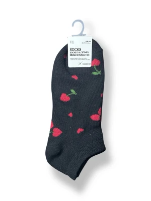 Svarta låga strumpor med körsbär - Svarta ankelstrumpor från Forever 21 med sött körsbärsmönster i rött och grönt. Strumporna är låga och har en mjuk, stretchig känsla som passar perfekt i sneakers. Passar mig som har storlek 37/38