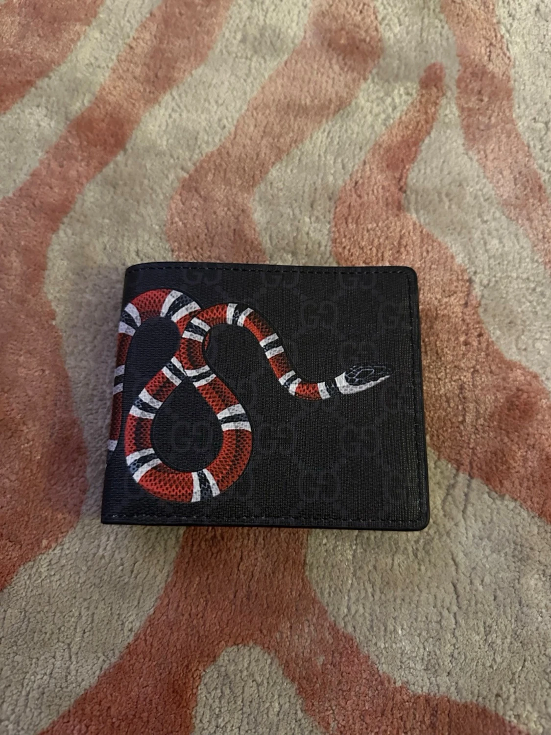 Svart plånbok med orm