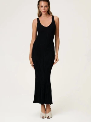 Svart ribbad långklänning adoore stl 36 - Klänningen är aldrig använd, så den är i nyskick!