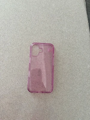 iPhone 16 - Stilrent rosa genomskinligt mobilskal för iPhone 16. Fritt från gula missfärgningar och helt rent. Från ideal of sweden. Använt fåral gånger. rek. pris 299kr