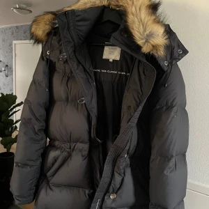 Svart bomerang jacka - Säljer en svart bomerang jacka pågrund av att jag inte andvänder den längre skriv vid intresse!