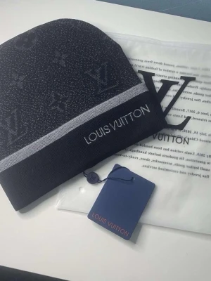 grå mössa - helt nytt, allt i bilden ingår (även dustbagen) för mer info skriv t mig. fraktar inom 24 timmar