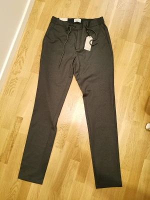 DSTREZZED Herrbyxa W30 L34 - I NYSKICK!!  DSTREZZED DS Lancaster pattern Färg dark army strl W:30 L:34  Nypris 1199kr har kvar prislapp Är helt oanvända och säljes pga felköp.   Säljes för 200kr