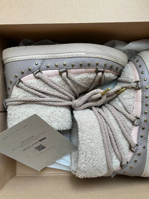 Inuikii curly rock - LÄS ALLT! Säljer mina älskade inuikiis storlek 36 i världens finaste färger då jag har andra som används mer & dessa blir stående 🥹 jättebra skick utom en nit som lossnat på ena skon, men syns knappt. Färgen är jättesvår att få tag i så passa på!! Lite små på mig som har 37 annars men kan fortfarande ha de🩷🩷