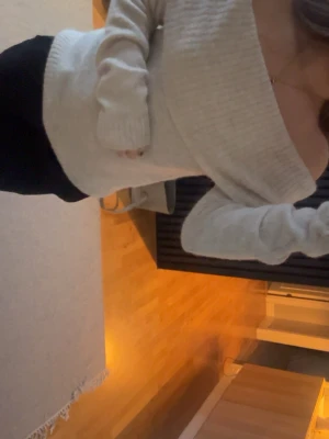 Off shoulder beige/vit  stickad tröja - Säljer en beige/vit stickad tröja med off shoulder-design och långa ärmar. Tröjan har en bred, nedvikt krage och är ribbstickad för en snygg och bekväm passform. Perfekt för dig som gillar en trendig och avslappnad stil. Från Gina Young, storlek 146/152