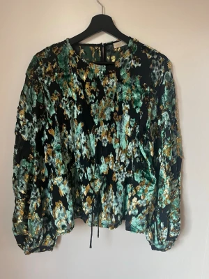 Stine Goya, Chris velvet top - Stlk XS men stor i storleken, passar upp till S. Materiallapp avklippt men har hittat online att den består av 52% viskos, 30% polyamid, 18% metalliserad polyester. I övrigt hittar jag ingenting att anmärka på.