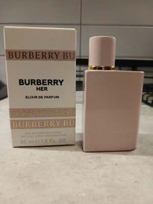 BURBERRY eau de parfum Her Elixir💕 - Burberrry Her elixir är en söt, jordgubbsgourmand doft💕🍓 