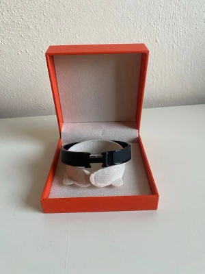 Hermès armband helsvart  - Helt nytt Hermes armband. Box medföljer. Skriv privat vid fler frågor.