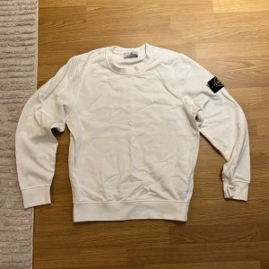Stone Island Tröja - En vit Stone Island tröja i storlek Medium. Endast använd en gång, alltså i princip nyskick. Lite skrynklig men kan stryka den innan jag fraktar😅