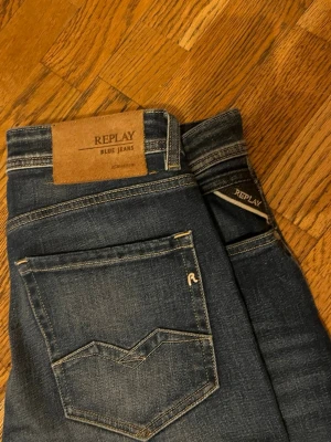 Replay blå jeans  - Snygga blå jeans från Replay med klassisk femficksmodell och raka ben.  Slimfit, helt ny  W29 L30