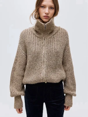 Beige stickad ziptröja med polokrage - Mysig beige stickad tröja med grov struktur, hög polokrage och dragkedja framtill. Tröjan har avslappnad passform, långa ärmar och ribbade muddar. Perfekt för lager-på-lager och chill dagar. Med prislapp kvar 