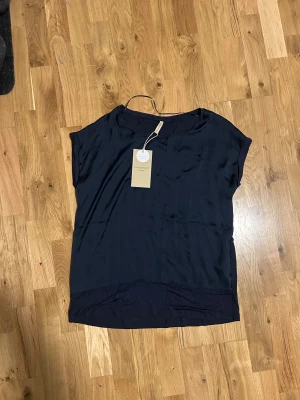 Mörkblå silkestopp från Soyaconcept - Oanvänd med prislappen kvar på! 