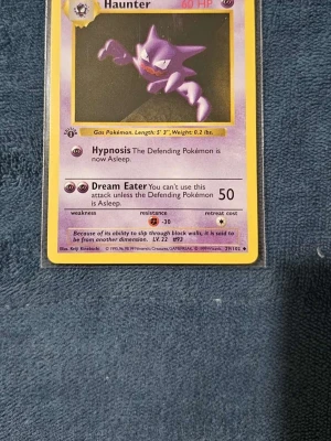 Haunter #29 1st Edition  - Säljer ett Haunter Pokémonkort från Base Set, nummer 29/102. Kortet har lila och gula färger med Haunter-illustration och attacker som Hypnosis och Dream Eater. Perfekt för samlare eller Pokémonfans som vill utöka sin samling.