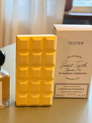 Sabrina Carpenter Sweet Tooth Lemon Pie parfym 30ml - Parfymen Sweet Tooth Lemon Pie från Sabrina Carpenter, nya parfymen i hennes kollektion. Endast test sprayad. 30 ml. Luktar jätte fint men letar efter en annan typ av citron doft. 