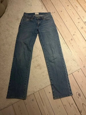 Abrand Low Straight blå jeans - Säljer ett par klassiska blå jeans från Abrand Jeans, modell A '99 Low Straight. De har låg midja. Jättefina och helt nya (prislapp ej kvar dock)!! Köpta för 1000kr, säljer för 370kr!!💕kan ev tänka mig att gå ner lite i pris vid snabbt köp! Skriv om ni har några frågor☺️