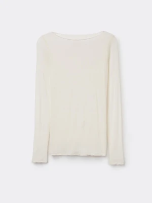 Beige intimissimi top - Klassisk vit långärmad topp med rund halsringning och enkel, clean design. Tillverkad i mjuk bomull för en bekväm känsla och passar perfekt till alla typer av outfits.