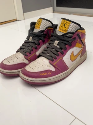 Nike Air Jordan 1 Familia Highs - Unika Nike Air Jordan 1 Highs 'Familia' sneakers i vitt, vinrött och gult. Sulan är sliten men resterande är i ok skick.                                                                                                       Pris kan snackas om 