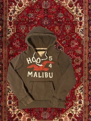 Sällsynt Hollister hoodie! - Säljer denna extremt sällsynta hollister hoodien! | Storlek M | Mycket bra skick | Längd ≈ 63cm | Bredd ≈ 50cm | Passar 170cm - 185cm | Hör av dig vid fler frågor!