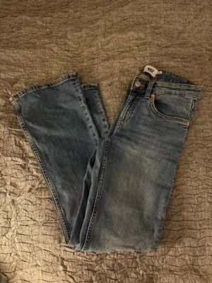 Blå utsvängda jeans  - Utsvängda jeans 