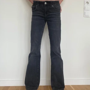 Lågmidjade bootcut  - Superfina lågmidjade bootcut jeans från Gina tricot❤️ Inga skavanker passar min lillasyster i storleken som är cirka 160-165