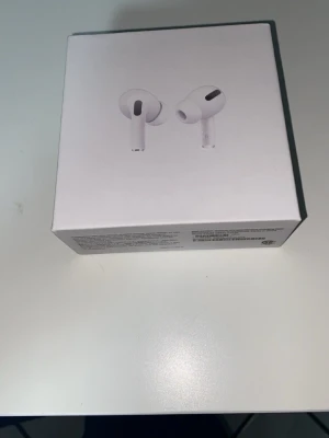 Apple AirPods Pro trådlösa hörlurar 1:1 - Säljer ett par vita Apple AirPods. Perfekta för musik, samtal och träning. Levereras i originalförpackning. Oanvända bara öpnade för att ta bilder.priser kan diskuteras 