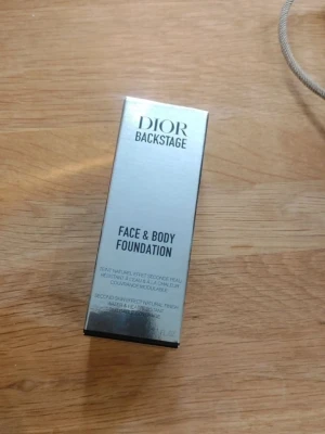 Dior Backstage Face & Body Foundation - Dior Backstage Face & Body Foundation i nyansen 0N. Kommer i en snygg silverfärgad förpackning. Ger en naturlig finish och är vatten- och svettresistent. Perfekt för dig som vill ha en lätt och byggbar foundation till både ansikte och kropp.