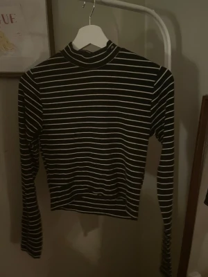 Långärmad tröja  - Fin långärmad tröja i storlek S men lite mer typ XS. Kolla gärna i min profil för att köpa bundle och få rabatter!💗