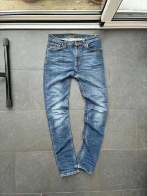 Feta Nudie Jeans Blå 28/32 - Säljer ett par blå jeans från Nudie Jeans i storlek 28/32. Hör gärna av er med frågor! 😁