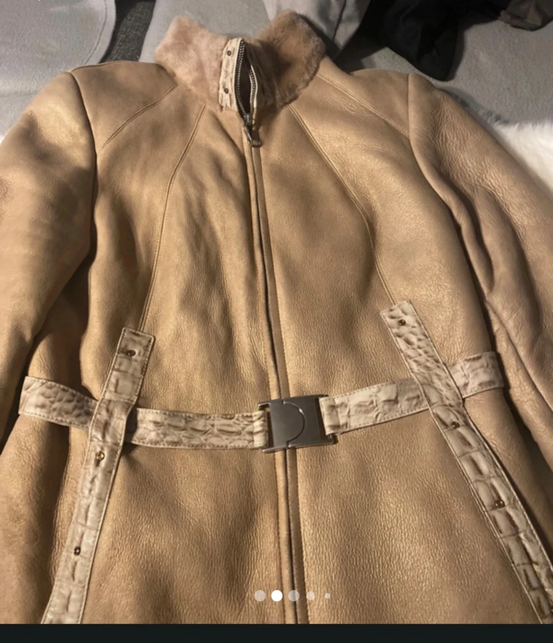 Beige pälsjacka från Vesticci