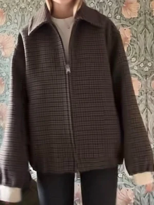 INTRESSEKOLL PÅ HELT SLUTSÅLD JACKA!!❤️🥰 - Vill se intresset för denna jätteeftettraktade HEELT slutsålda jackan från mango! Den är i Italien wool material så den är väldigt varm och skön och den är i nyskick!! Nypris är 1200kr men jag kommer sälja för 1000 då den är i toppskick! Inga defekter ändast använd 3 gånger🥰🥰🥰❤️ säljer då jag behöver pengar! I storlek M men passar även större/mindre! 