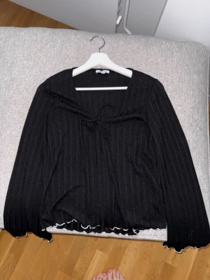 Cardigan - Använd 1 enstaka gång, stor i storleken. Storlek 32/34 på plagget men skulle säga att den passar alla storlekar mer eller mindre