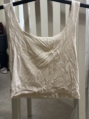 Ribbad beige topp - Croppat linne, breda band