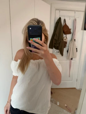 Superfin topp - Krämvit topp från Vera Moda, knappt använd!!🩷