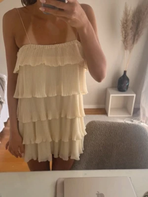 Ljusbeige volangklänning med tunna band - Säljer klänning🤍