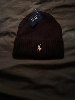 Svart ralph lauren mössa - Skickas dagen den är köpt (vardagar) priset kan diskuteras om de är rimligt